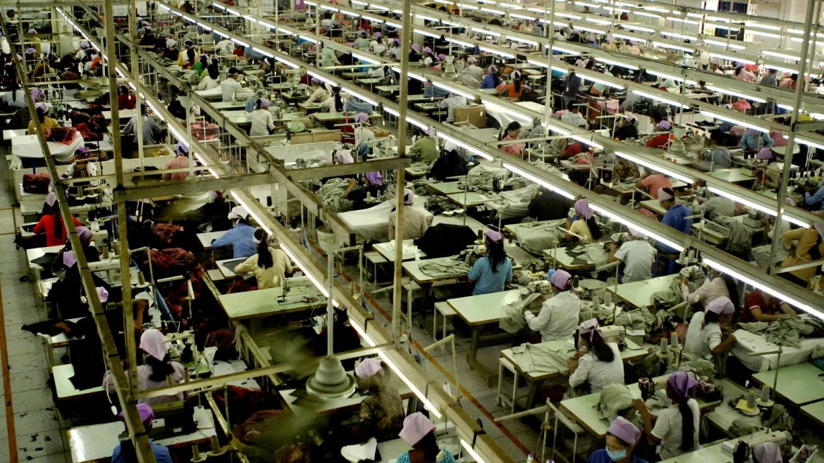 Few major apparel brands pay garment workers a living wage: report