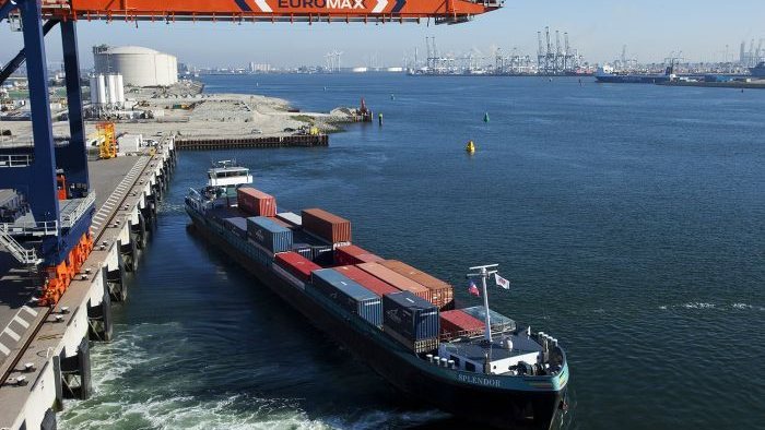 Rotterdam’s nine-month volume flat as carriers shift transshipment calls