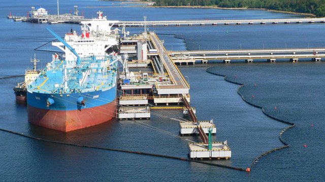 Democratic Senators Warn Seaports Not to Handle Russian Diesel