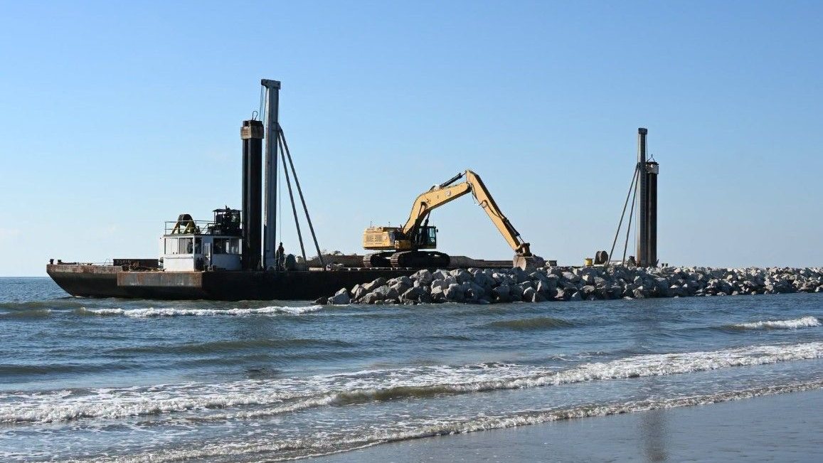 Work progresses on Grand Isle breakwaters