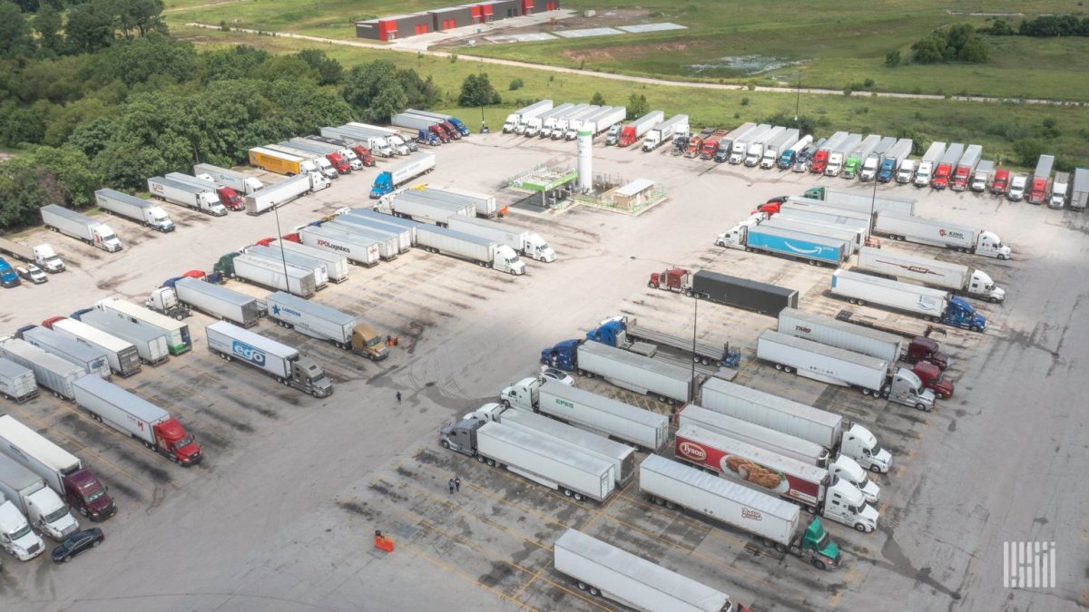 Veteran trucker launches free parking, fuel-price platform for drivers