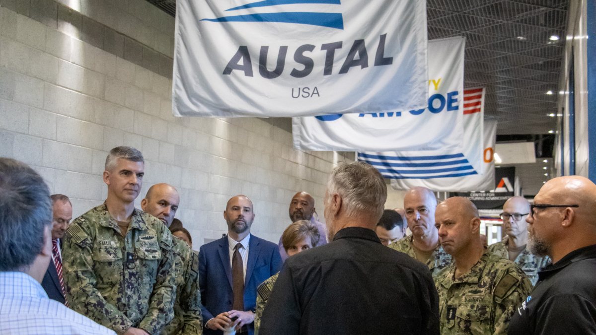 Austal USA Hosts Vice Chief of Naval Operations