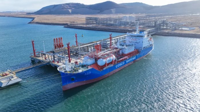 Cosco Shipping to order LNG-powered ethylene carrier