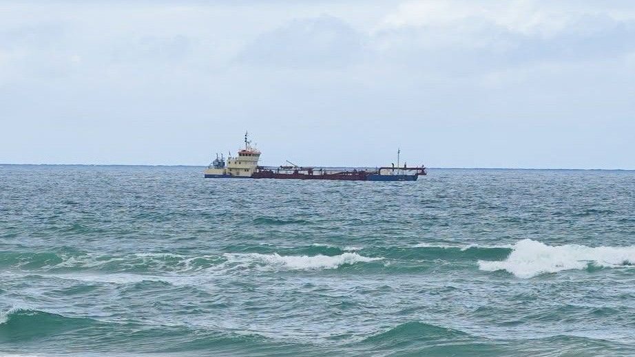 Dredger Trud R leaves Gold Coast waters