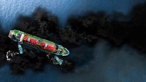 Damaged Tanker Leaks Oil Across UAE Waters as Spill Widens