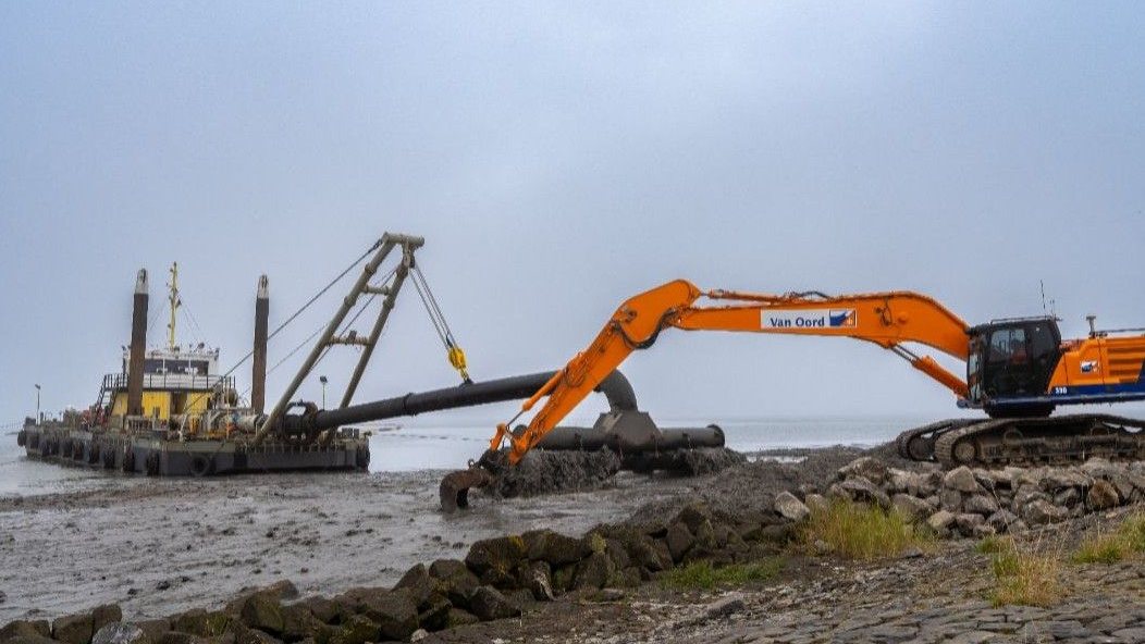 Boskalis Nederland, Van Oord place first sand for IJsselmeerdijk reinforcement