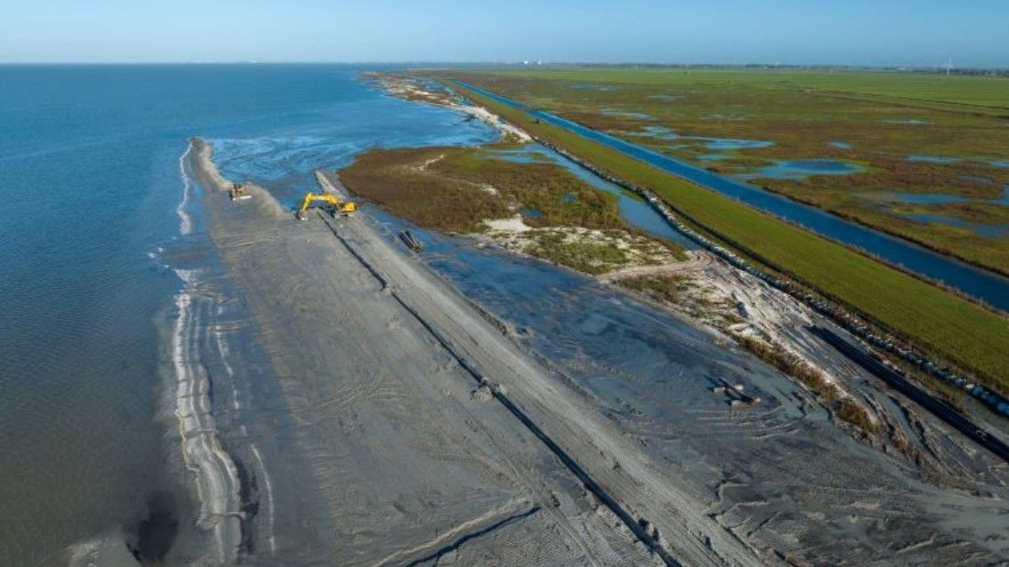 Van Oord raises the bar along Frisian IJsselmeer coast