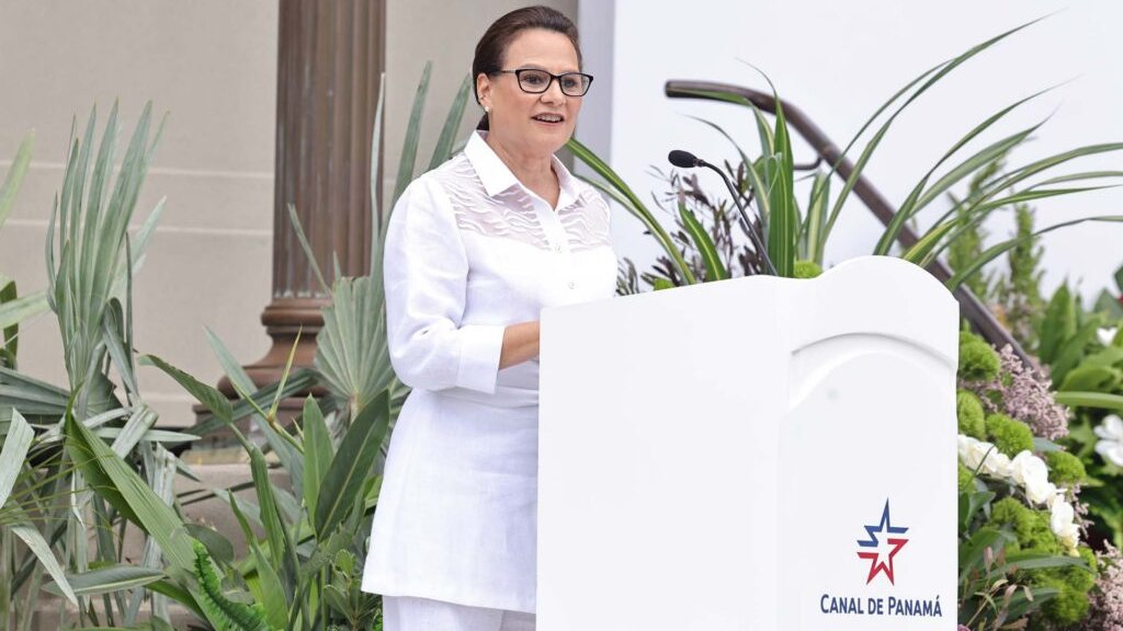 Ilya Espino de Marotta Takes Office as Administrator of the Panama Canal