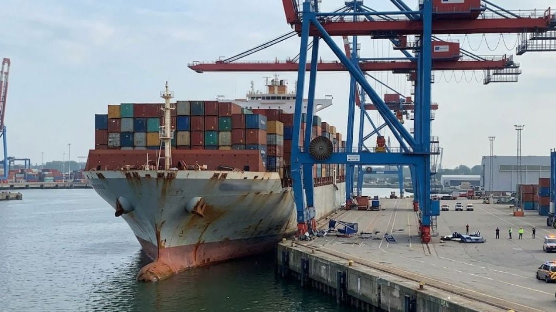 272 Metre Containership Hits Ship-To-Shore Crane At Italy’s Port Of Livorno And Gets Detained