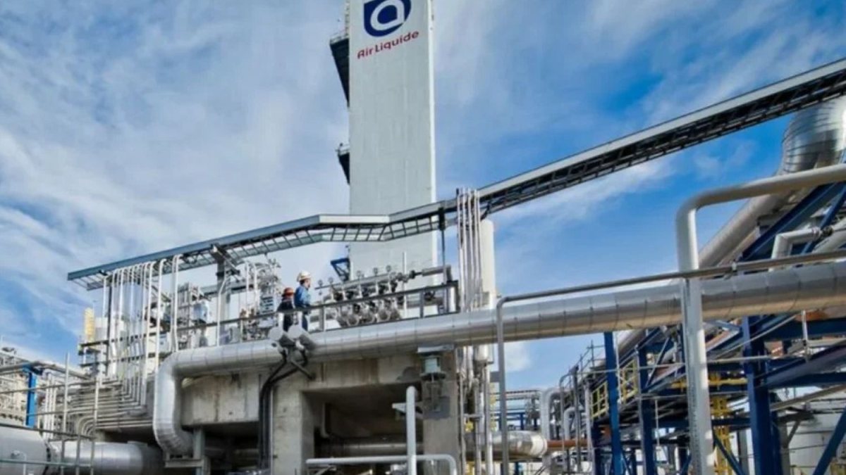 Industrial gas suppliers focus on AI buildout amid helium disruption