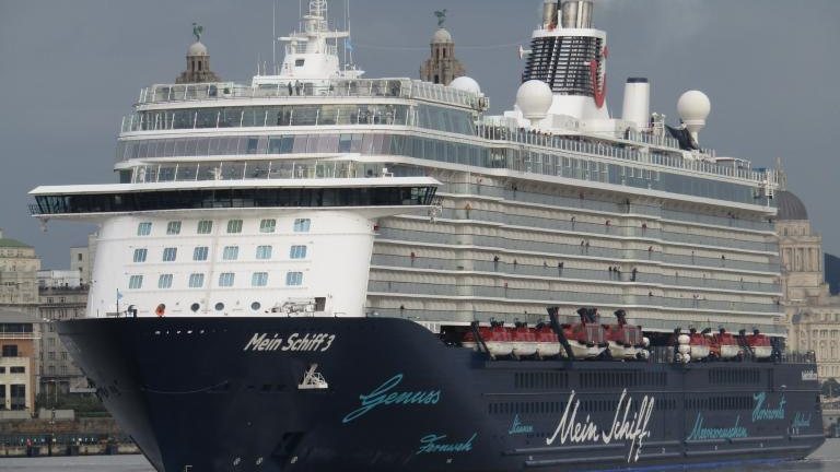 MSC containership damaged after cruise ship collision in Bremerhaven