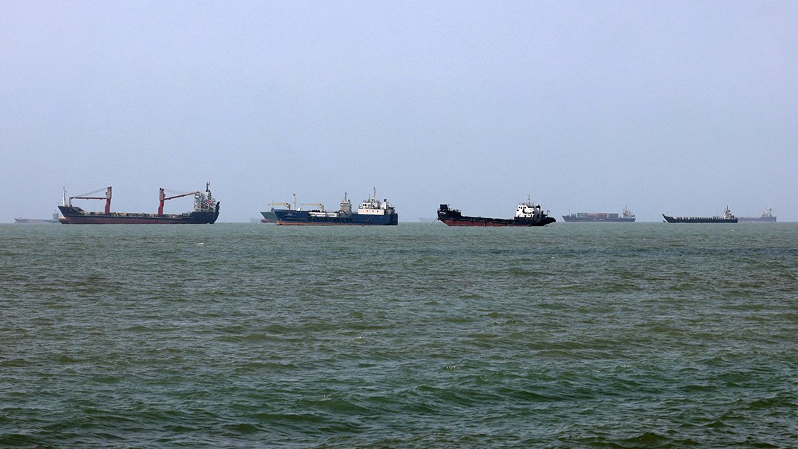 Oil prices sink on fresh diplomatic efforts in Middle East