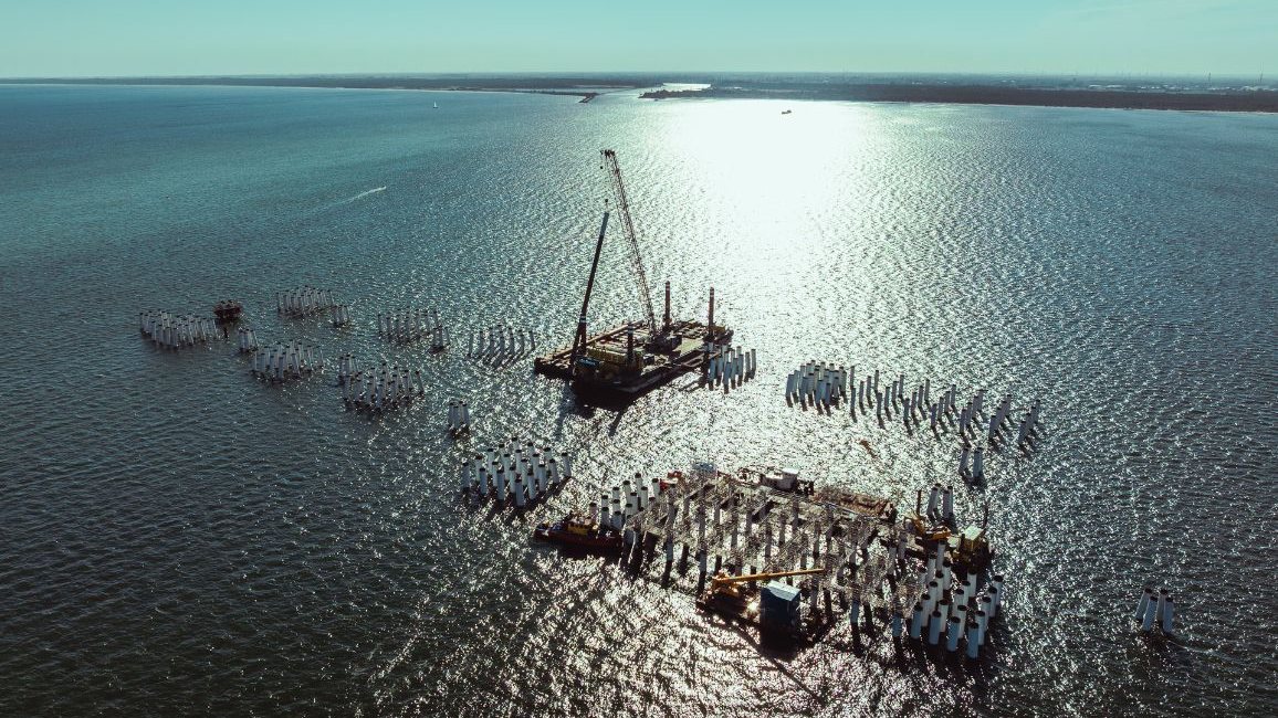 Over 500 piles lay the foundation for Poland’s floating LNG terminal (Gallery)