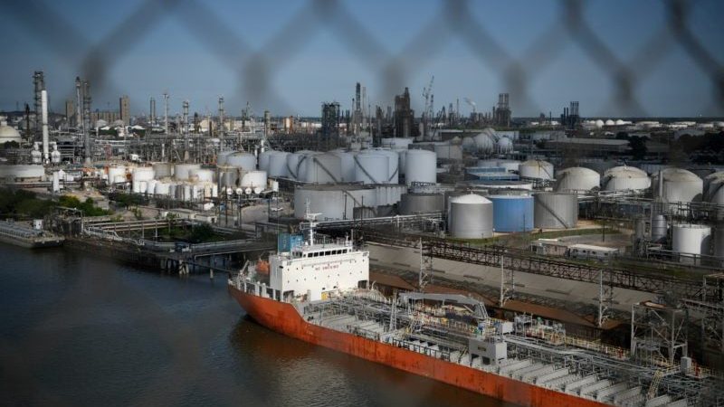 Lawmakers Warn U.S. Ports and Banks Over Trump-Putin Russian Diesel Deal