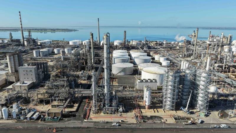 Houthi Missile Strikes Saudi Oil Refinery