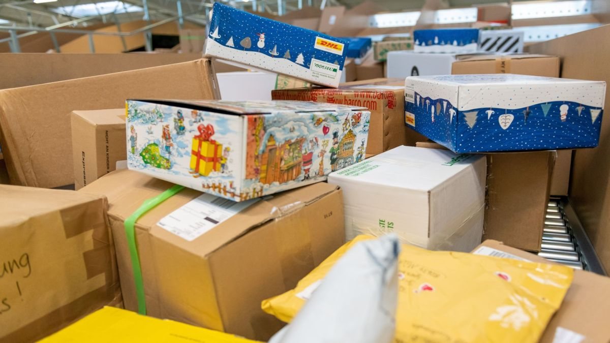 European postal operators gear up for surge in holiday volume