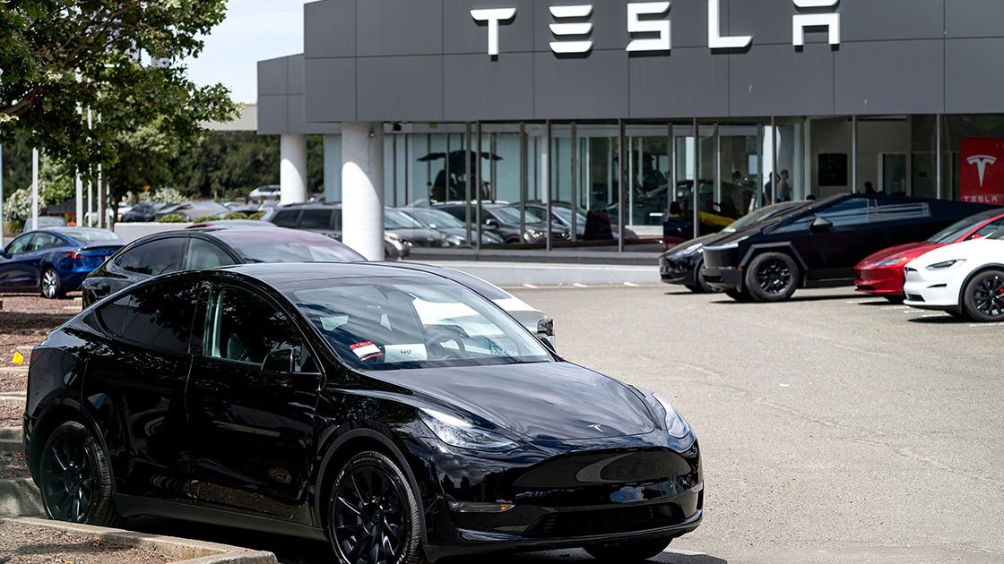 Tesla profit tops estimates as cash flow stays positive
