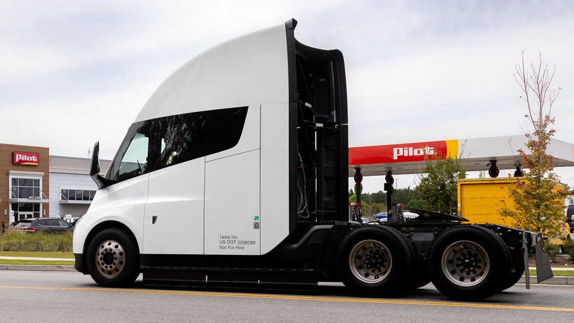 Pilot, Tesla open first 2 heavy-duty truck charging sites