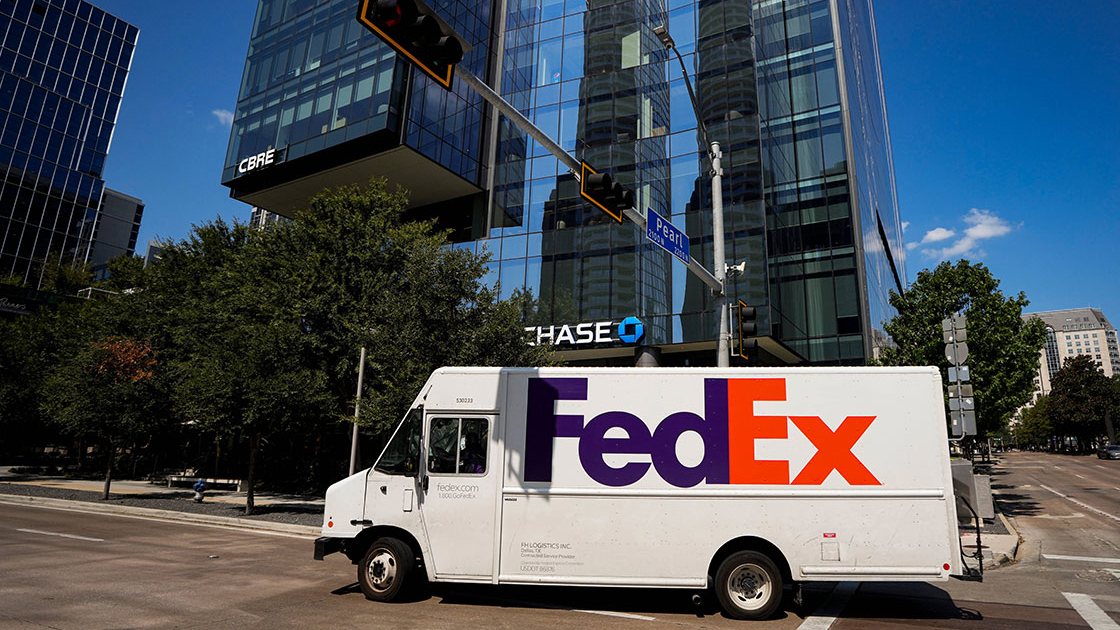 FedEx lifts forecast before holiday shipping season