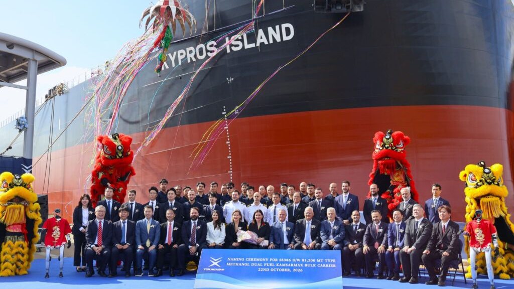 Ο Π. Χατζηωάννου παρέλαβε το Kypros Island που ύψωσε την Κυπριακή σημαία
