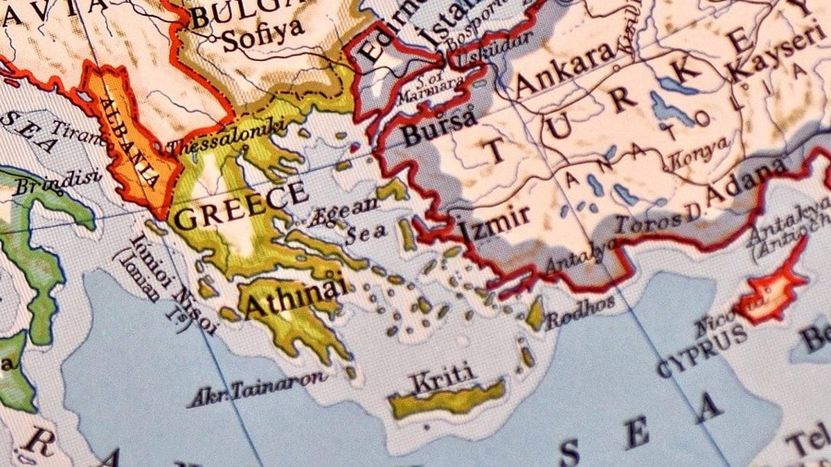 Boat carrying illegal migrants collides with Greek Coast Guard vessel