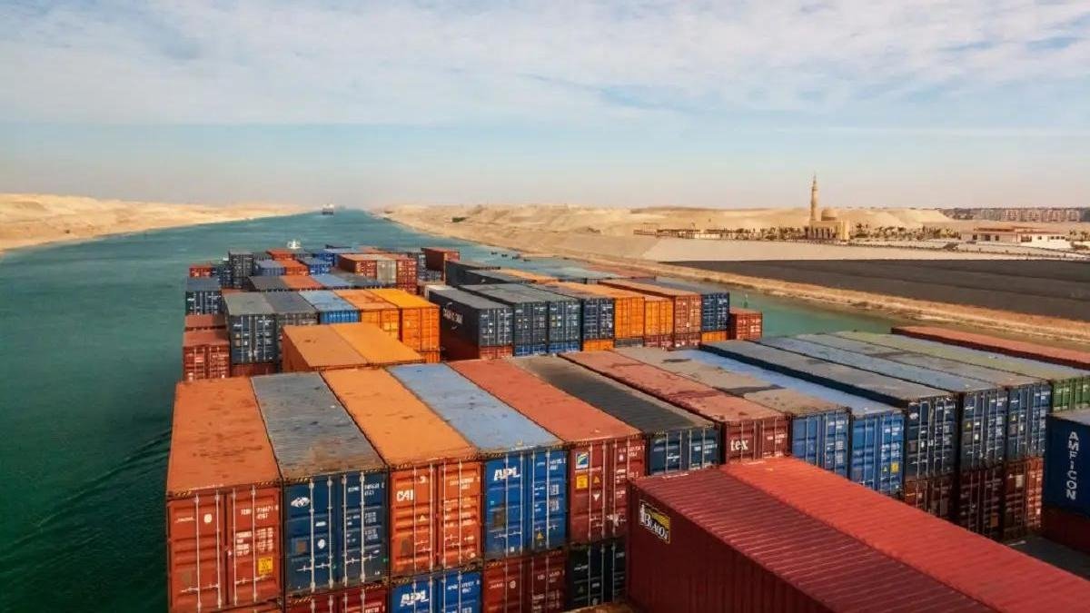 Maersk and Hapag-Lloyd resume Red Sea crossings with naval escort