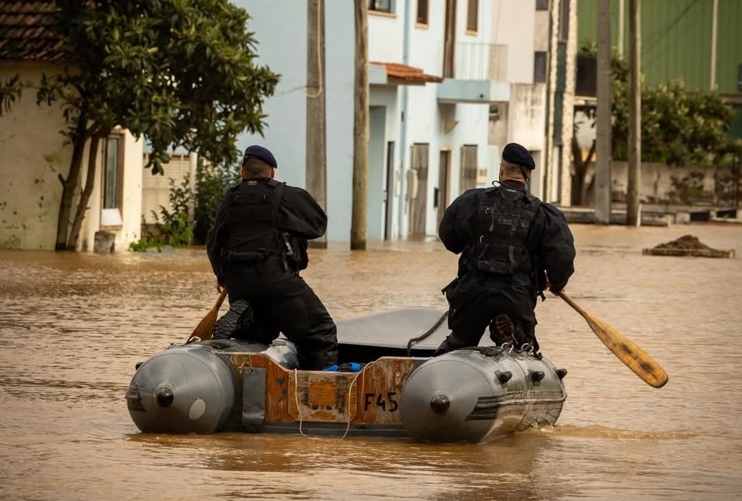 Navy rescues another 83 people from the floods and brings the total to 215.