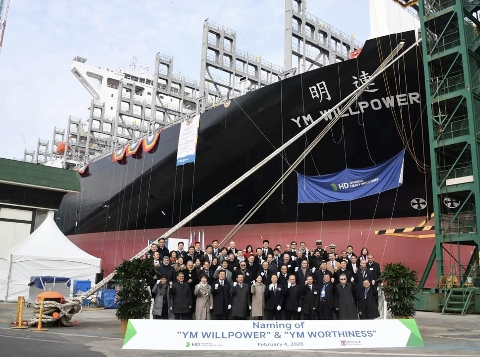 Yang Ming with two new LNG container ships and debuts 15,500 TEU series.