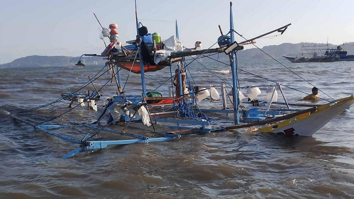 32 rescued from distressed fishing boat off Batangas, Philippines