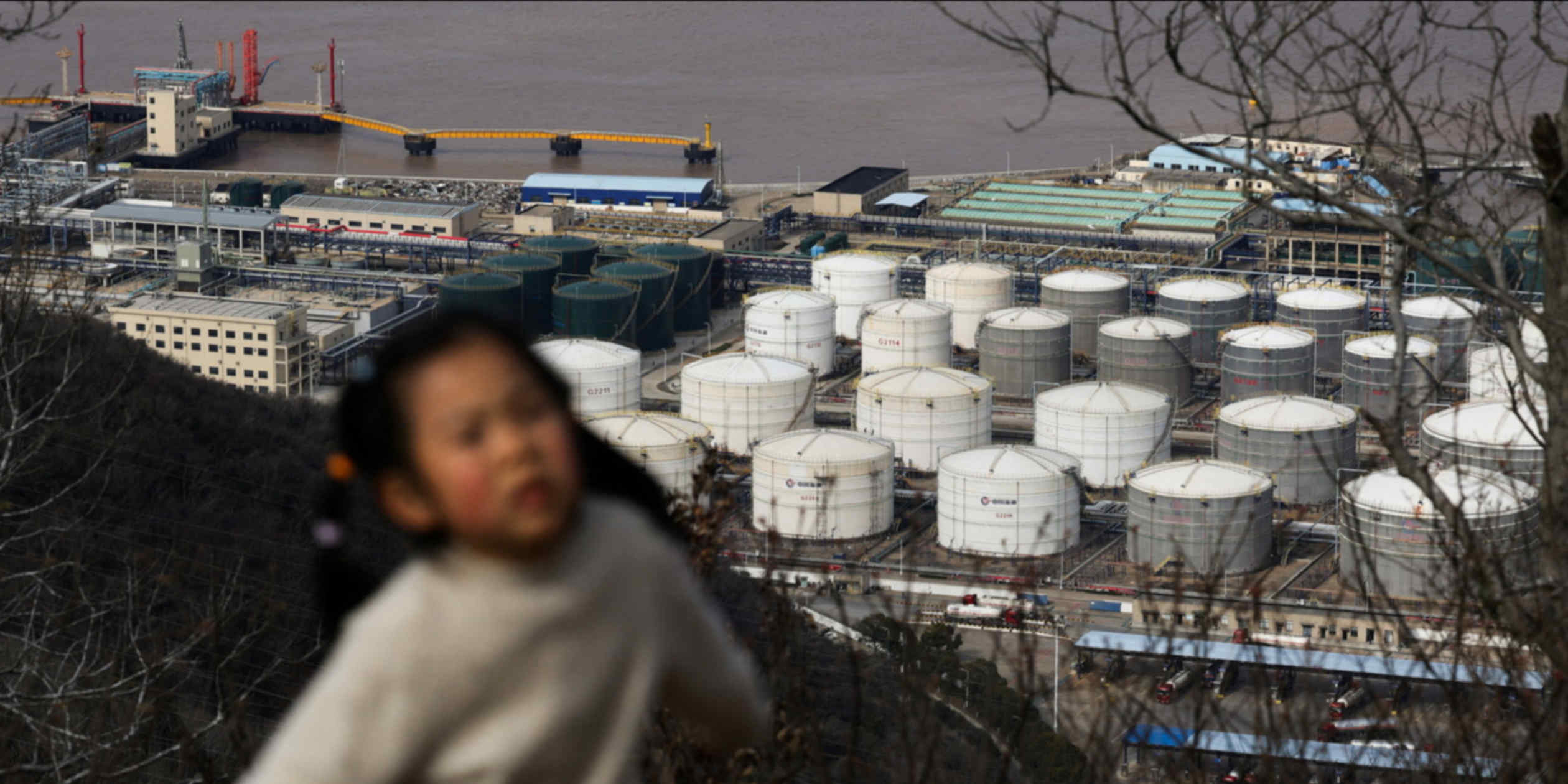 China oil demand to approach peak this year, CNOOC economist says