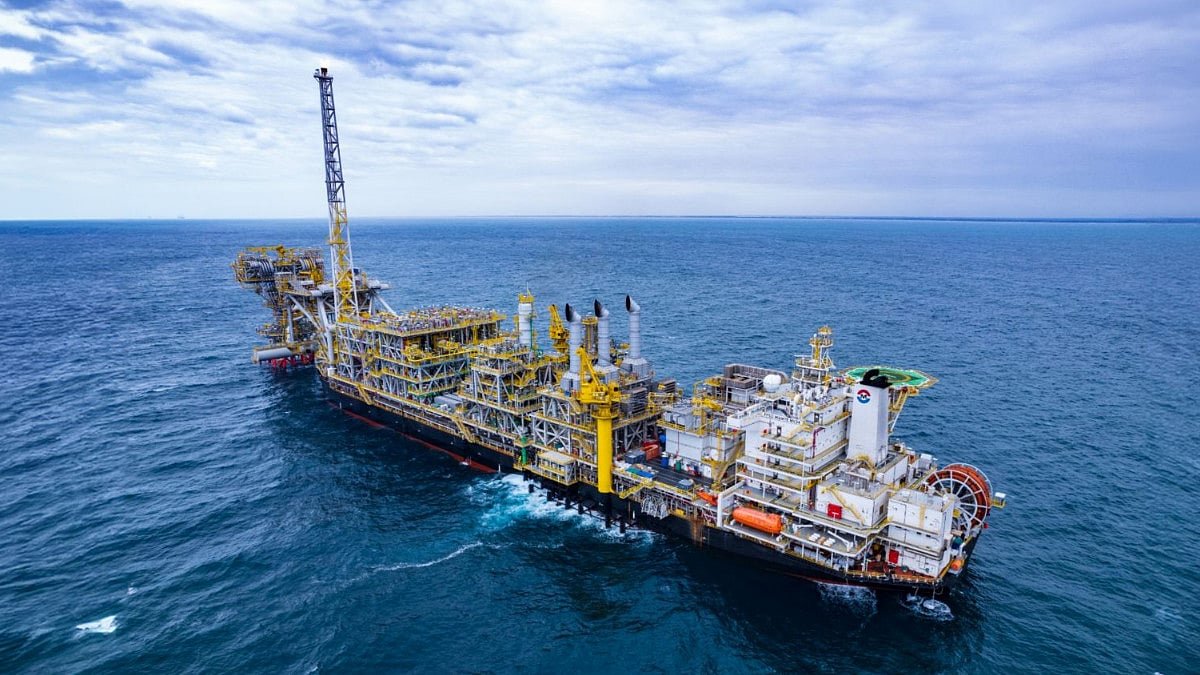 Eni sees extra dividend if oil surge from Iran crisis persists