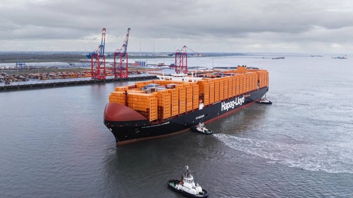 Hapag-Lloyd faces extra costs of up to $50 million a week due to ships stranded in the Persian Gulf