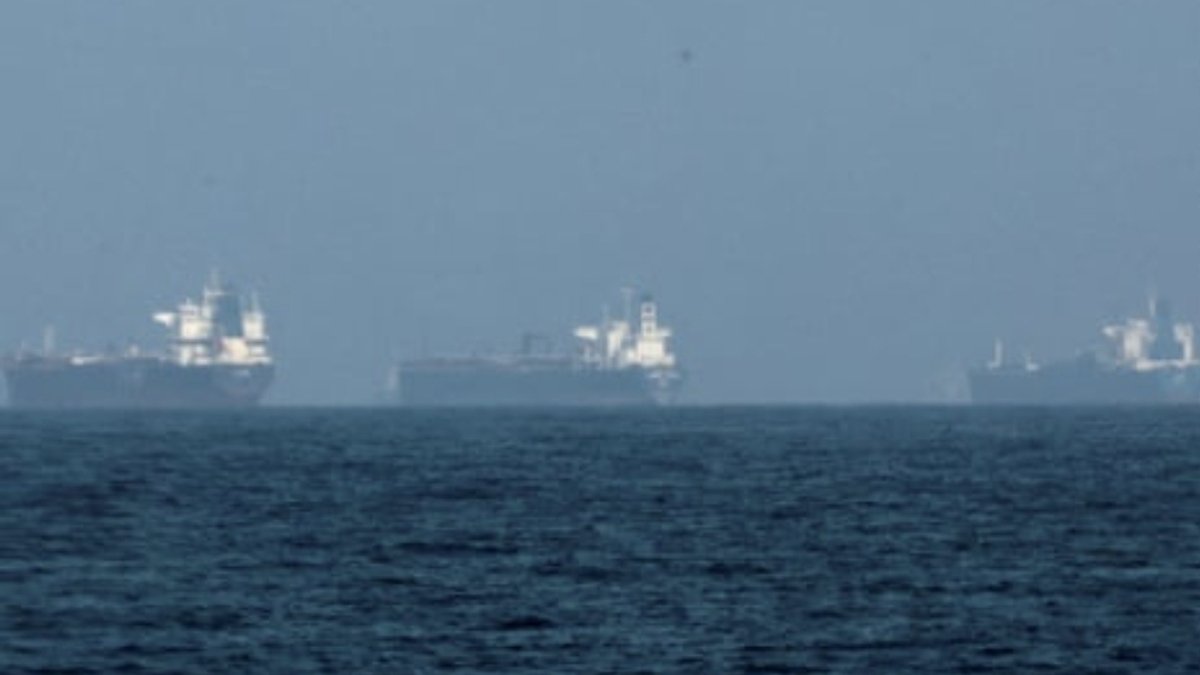 Oil soars with escalation in the Gulf and tension in Hormuz.