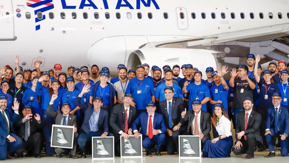 President Lula and Silvio Costa Filho visit an aeronautical maintenance center in São Carlos (SP)