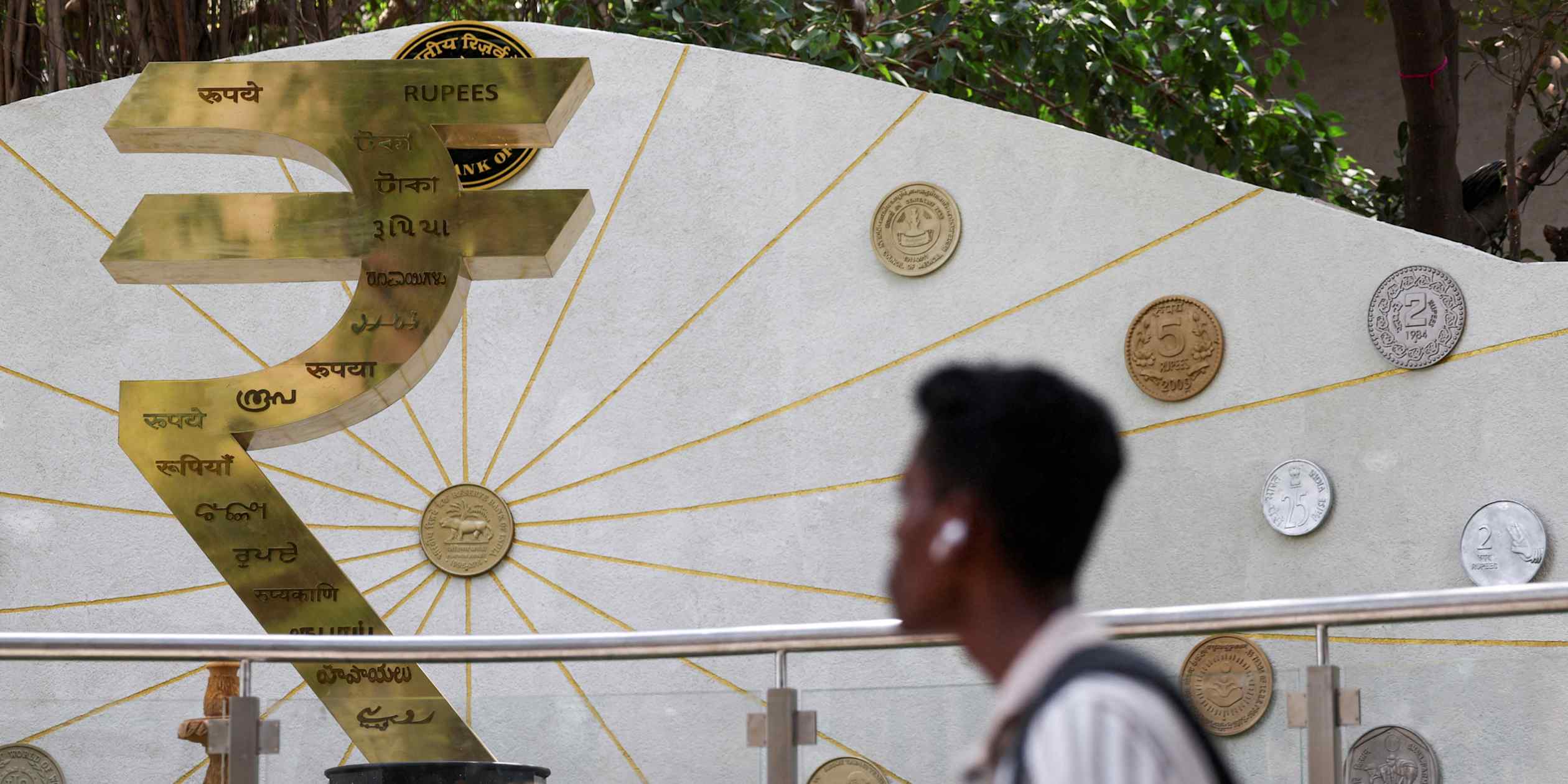 Weak rupee gets brief respite after RBI curbs speculation