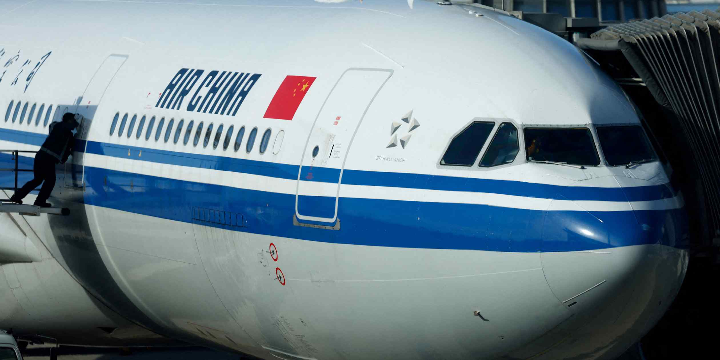 Chinese airlines join rush to raise fuel surcharges