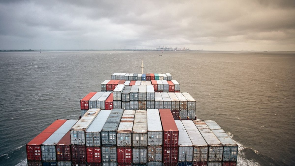 Maersk and Hapag-Lloyd remain cautious about returning to the Strait of Hormuz
