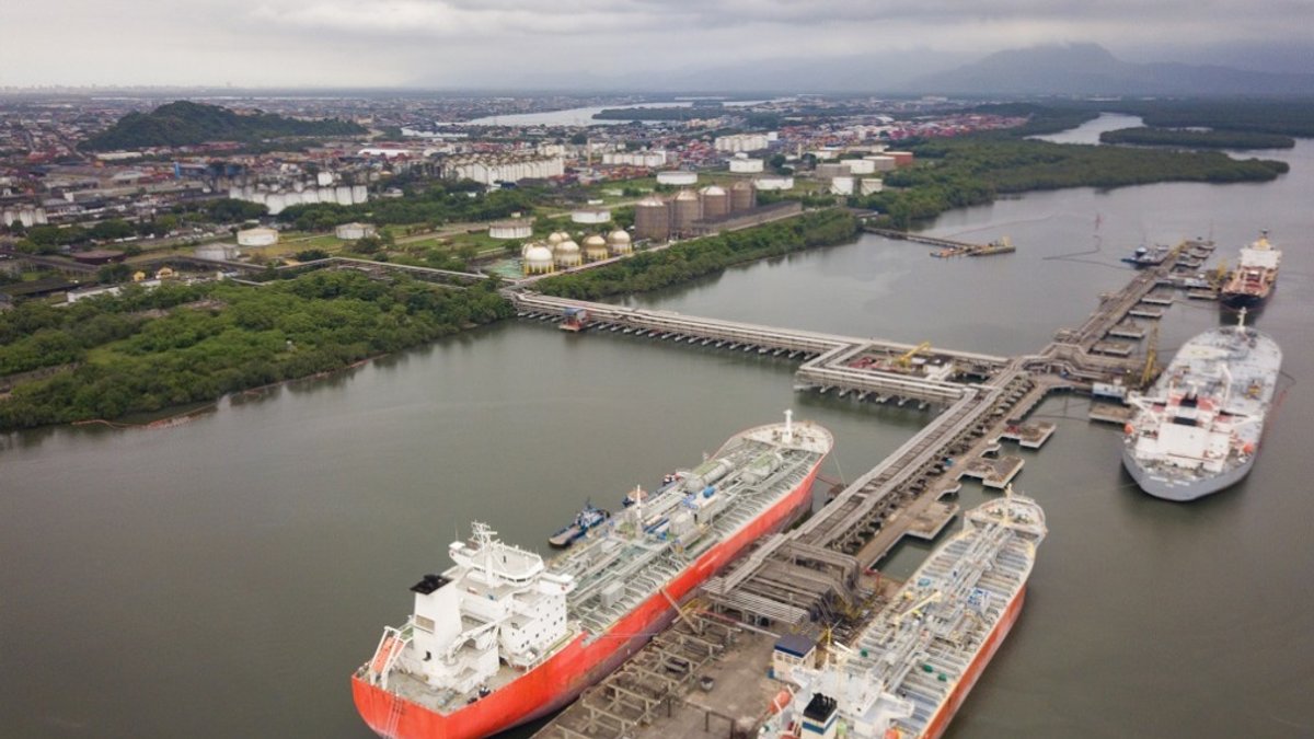 Port of Santos prioritizes docking of ships with gasoline to mitigate the risk of shortages