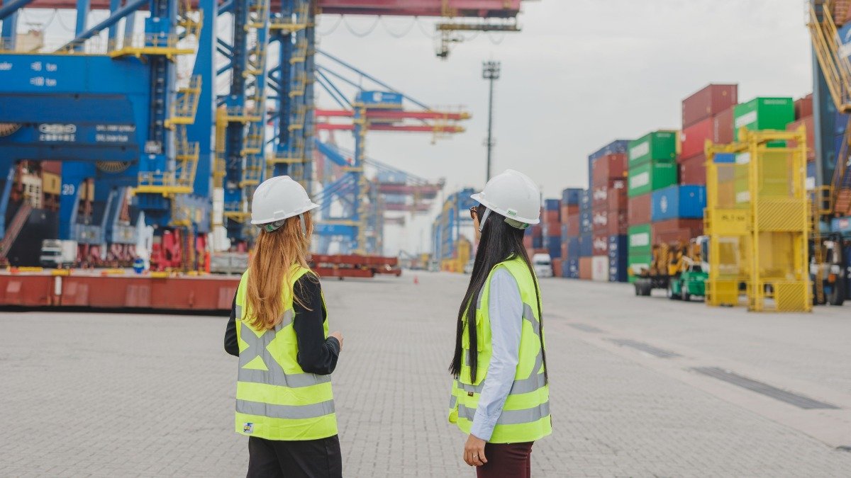 Santos Brasil opens applications for Trainee Program with salary of R$ 14 thousand
