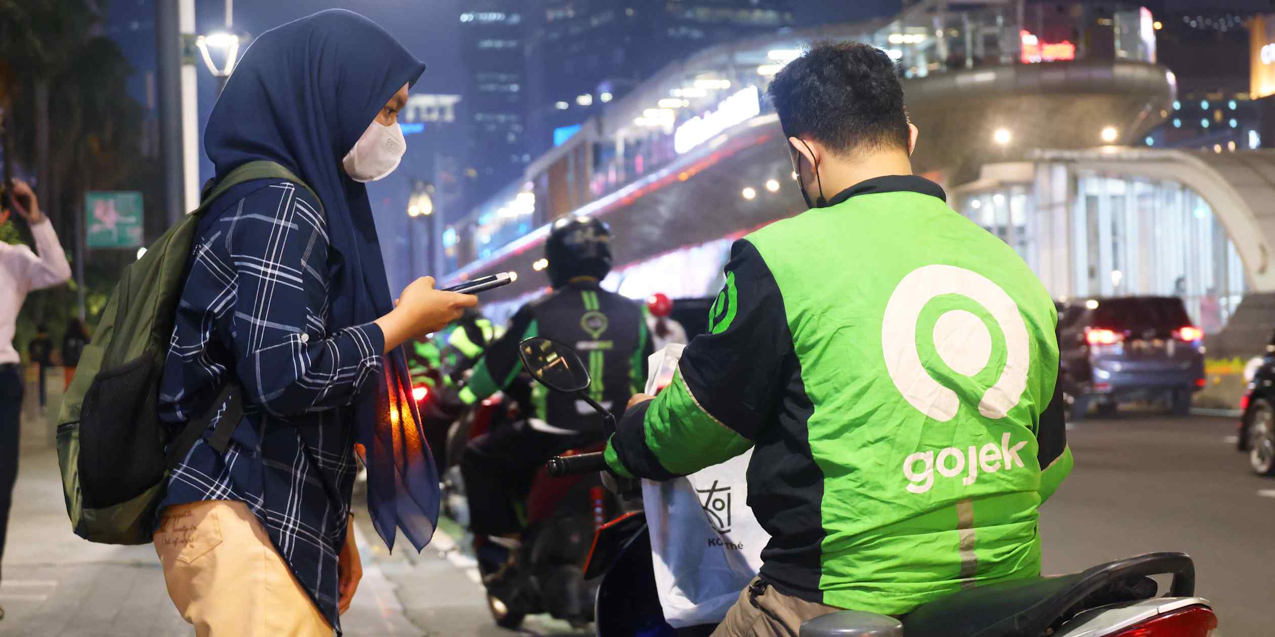 Prabowo announces cut to ride-hailing app fees in Indonesia