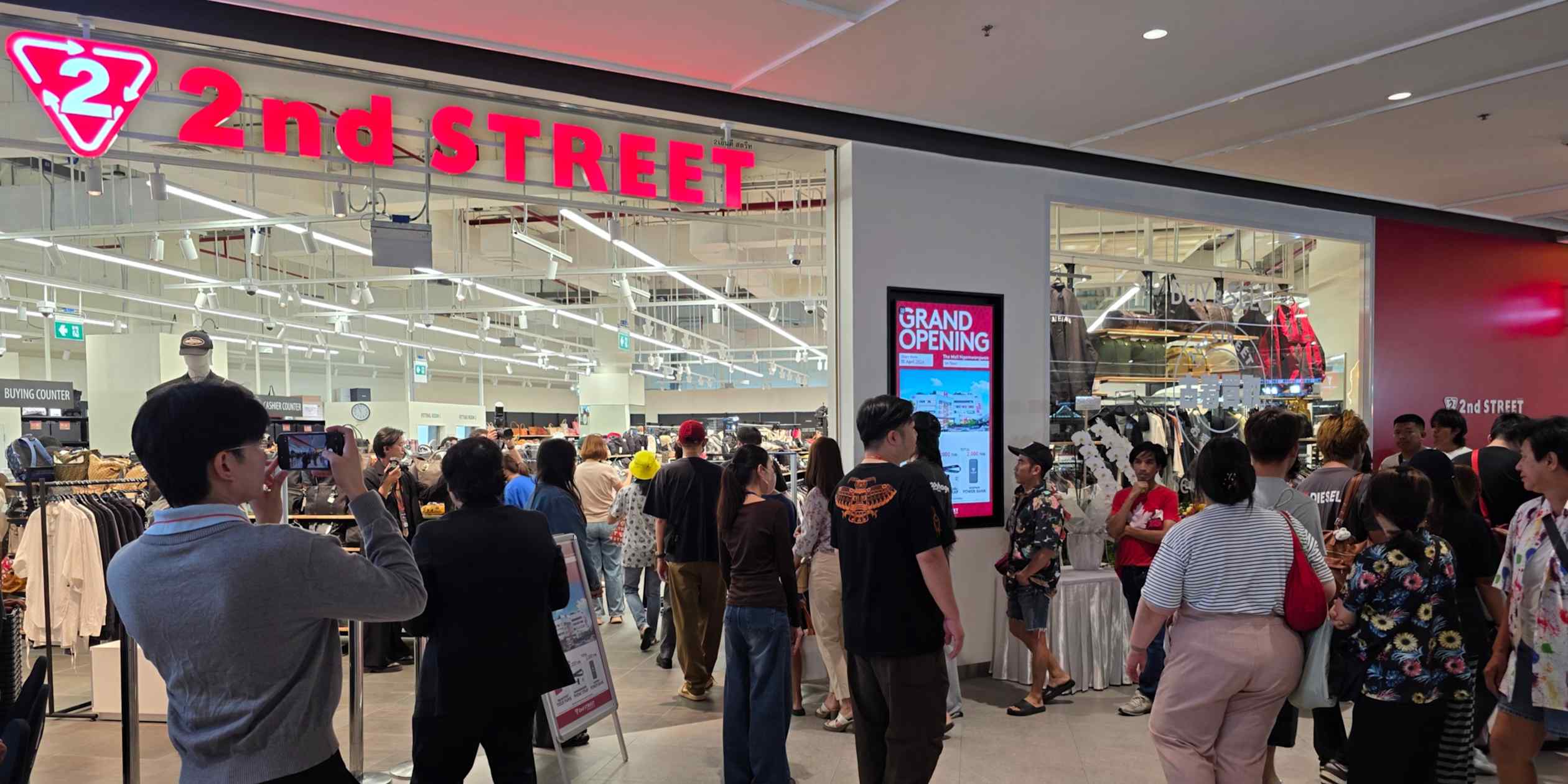 Thrifting catches on in Thailand, and Japanese chains are going up a size