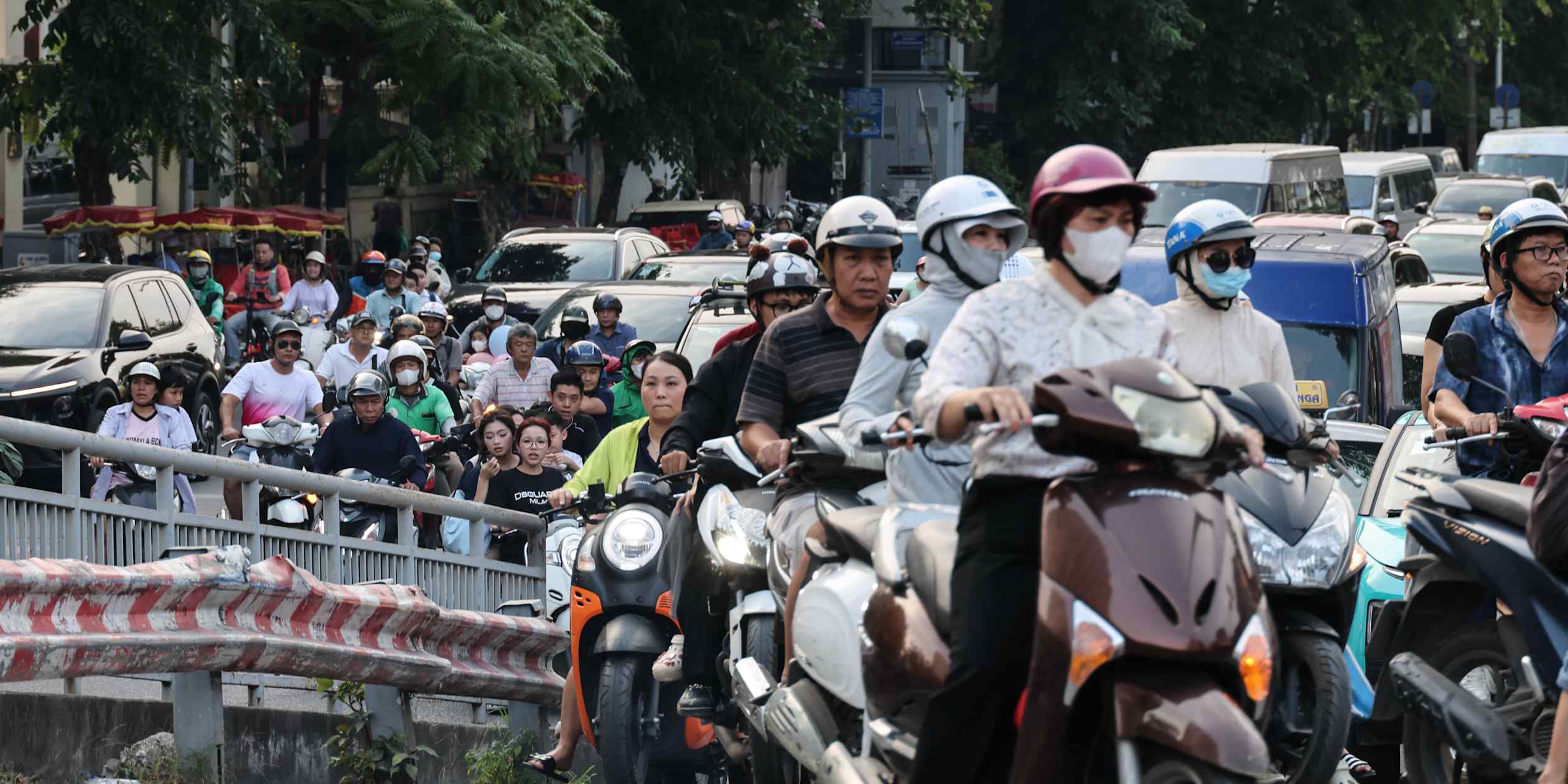 Hanoi softens gasoline motorcycle curbs with phased rollout