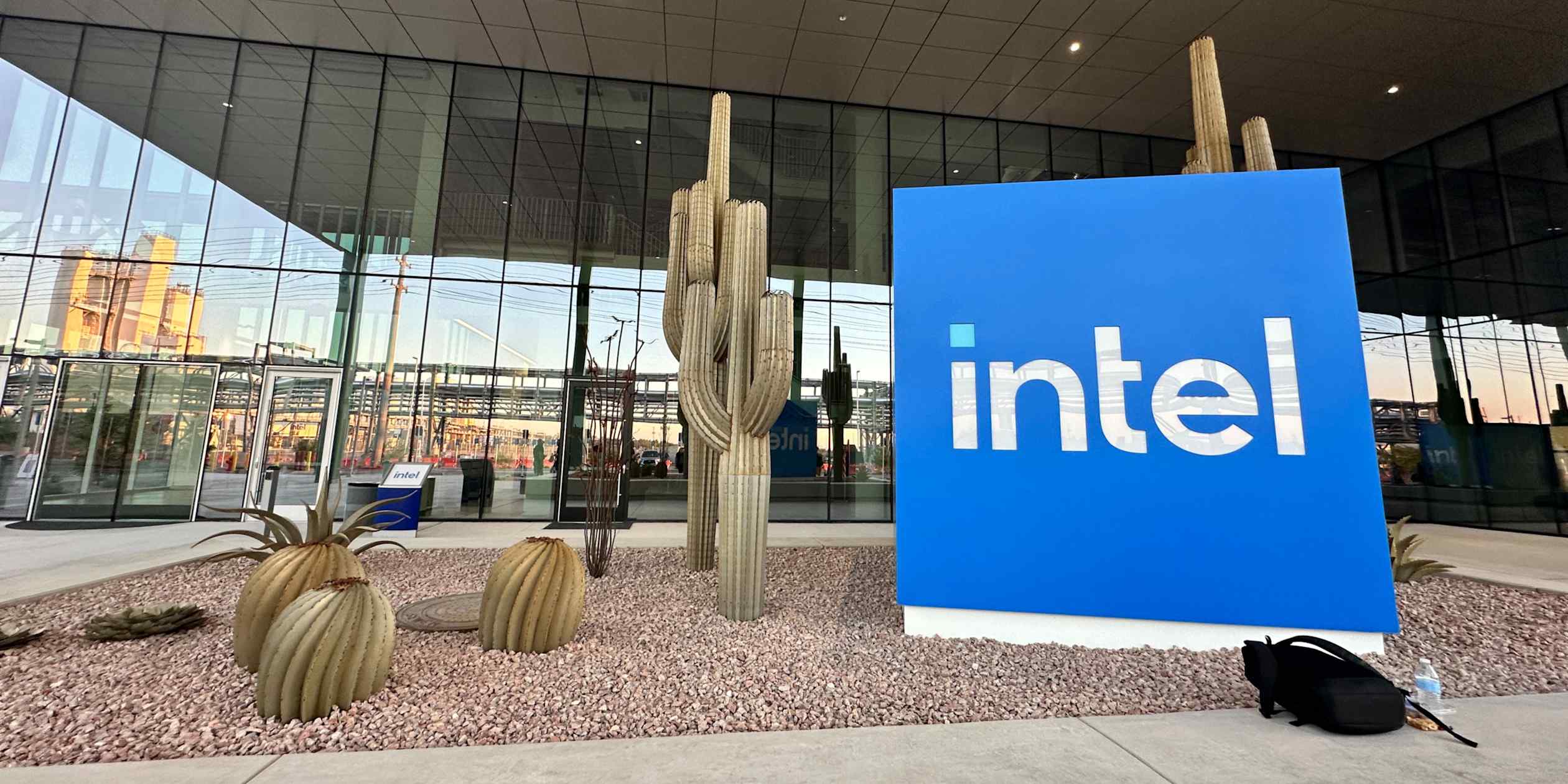 Intel bets on comeback with new CPUs for data centers, robotics