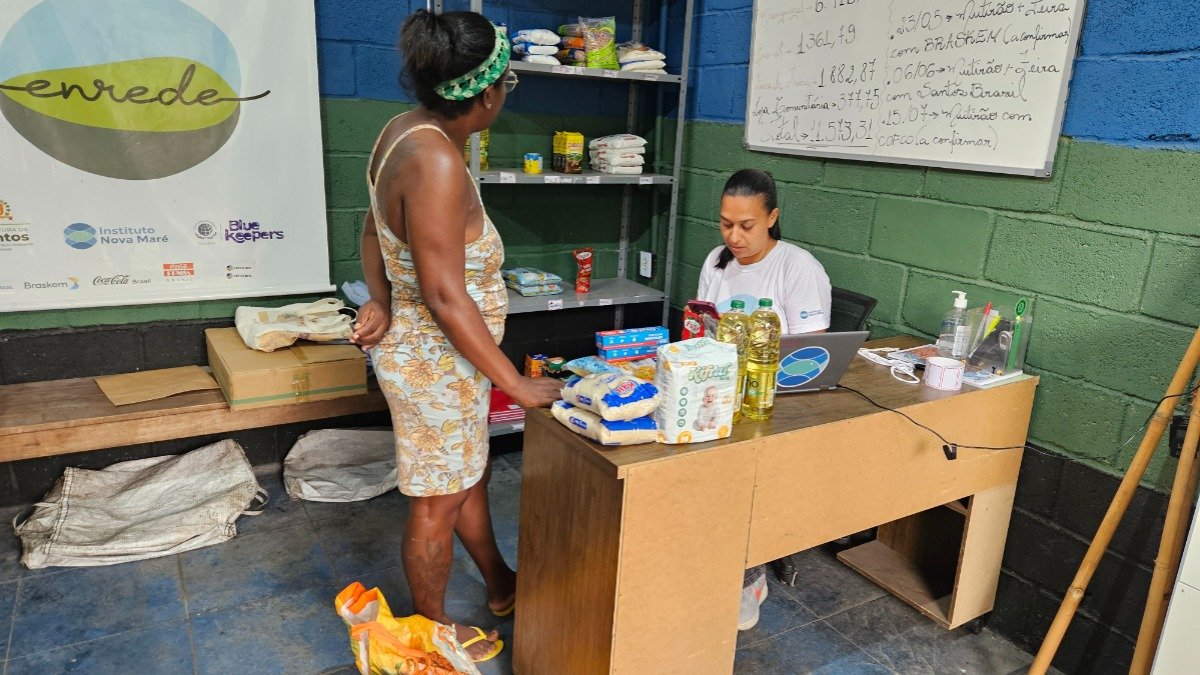 Operação Enrede promotes community efforts, exchanging waste for food and special edition of the Community Store in Santos