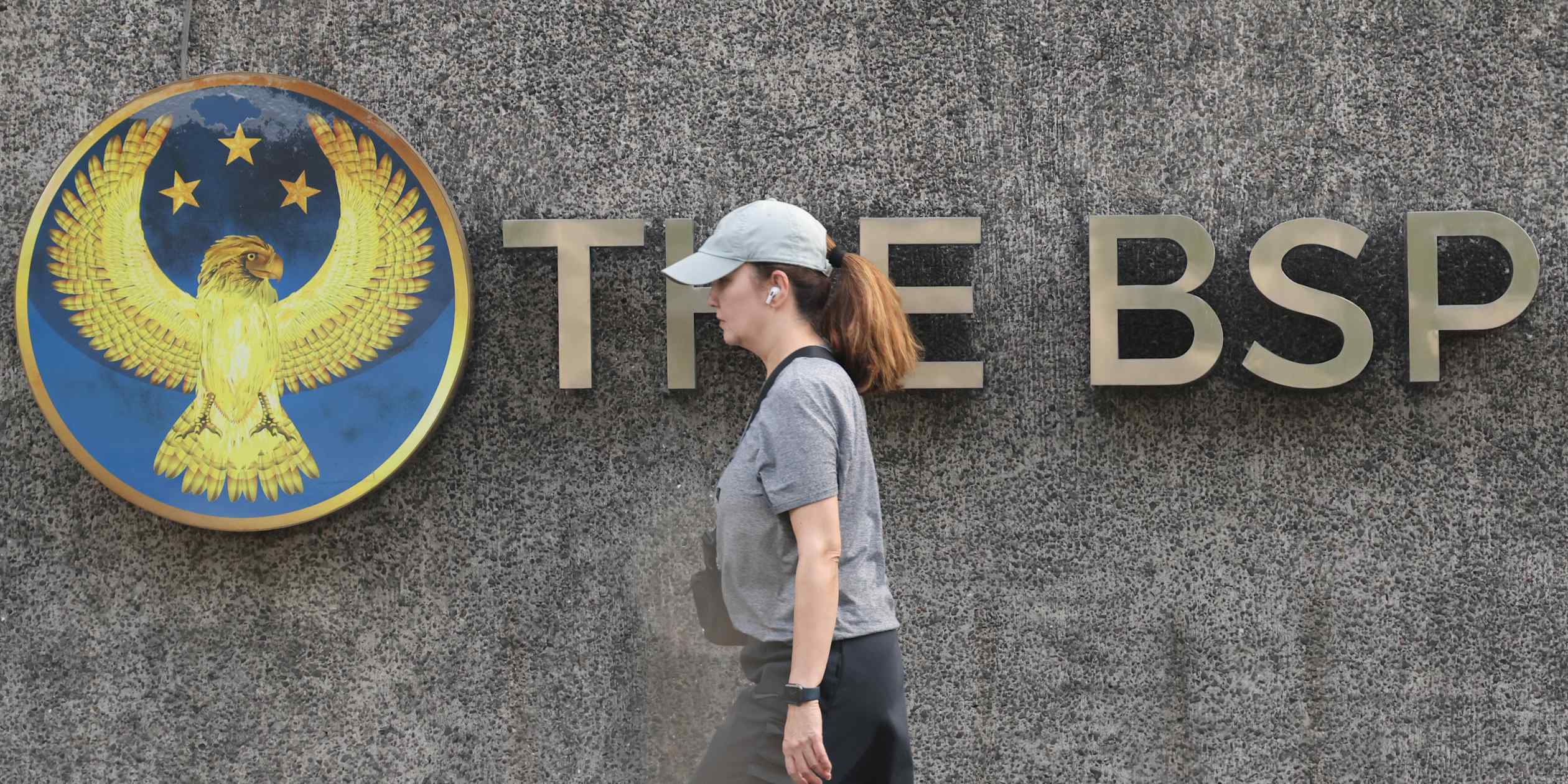 Philippines central bank hikes rate to contain inflation