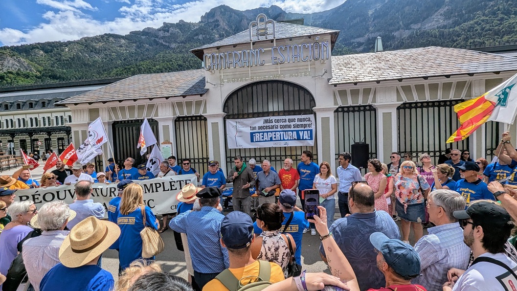 200 people take to the streets calling for Pau-Canfranc reopening Protests at the Canfranc station (archival picture). Image: © CREFCO