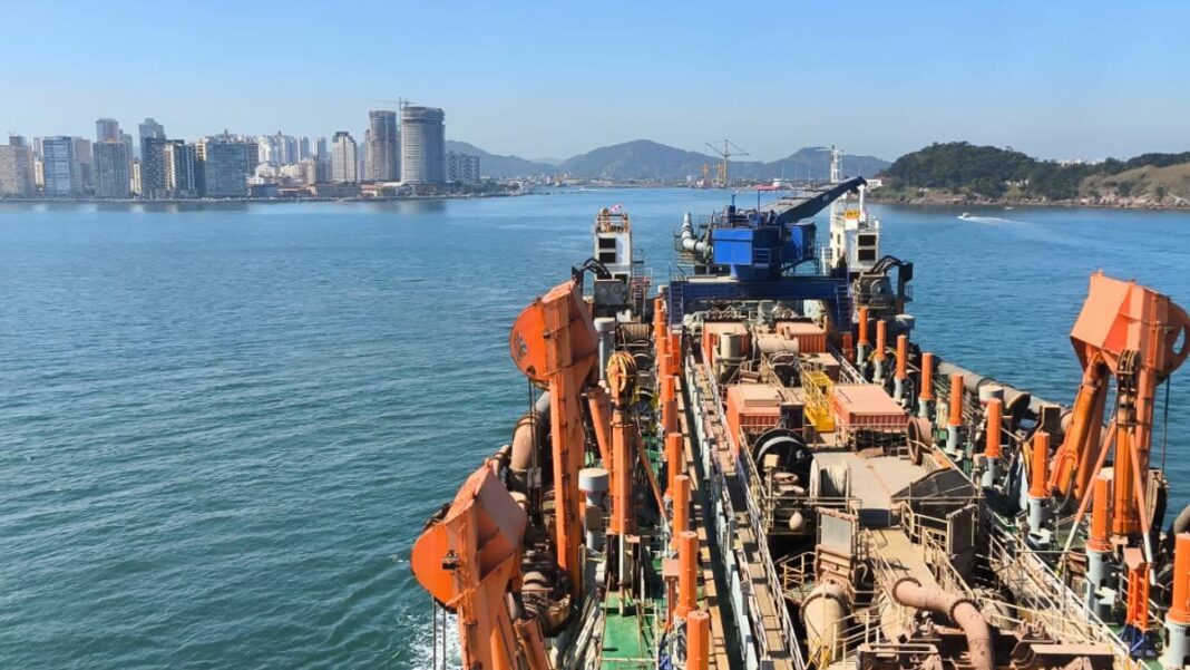 APS begins the dredging project to deepen the navigation channel at the Port of Santos APS begins the dredging project to deepen the navigation channel at the Port of Santos