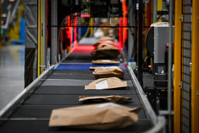 Amazon announces 2026 holiday fulfillment fees, advises early shipping Amazon announces 2026 holiday fulfillment fees, advises early shipping