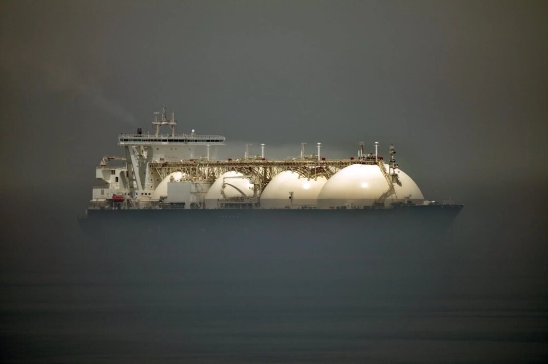 Asian Shipbuilding Dominance Could Thwart LNG Expansion, Wood Mackenzie Says LNG carrier in dense fog