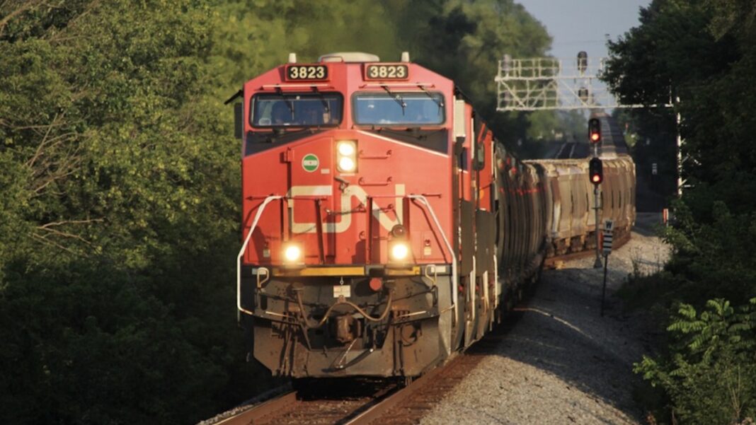 CN boosts outlook as volume growth tops expectations
